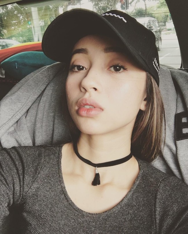 Saya manusia biasa yang takkan lari dari buat silap. To @bellaastillah i taknak meneggakan benang yang basah. i nak minta maaf dengan apa yang dah berlaku. Dan apa yang dah berlaku memang sangat sangat salah, i admit it, i tak patut keluar dengan suami orang, demikian sepenggal tulisan yang diunggahnya ke Insta Story. Foto: Dok. Instagram @oktoviamanrose