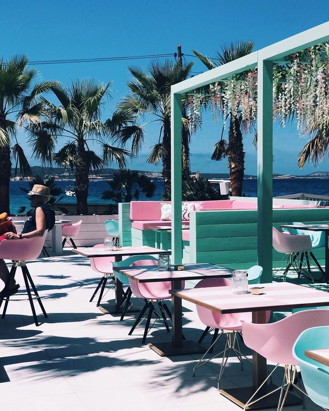 Kombinasi warna cerah seperti hijau toska dan pink Flamingo merefleksikan nuansa musim panas yang tidak akan membosankan. Foto: Dok. Wi-Ki-Woo Hotel Ibiza