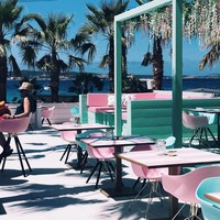 Kombinasi warna cerah seperti hijau toska dan pink Flamingo merefleksikan nuansa musim panas yang tidak akan membosankan. Foto: Dok. Wi-Ki-Woo Hotel Ibiza