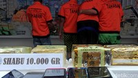 Selain narkoba polisi turut mengamankan barang bukti berupa sejumlah ponsel saat membekuk para tersangka.