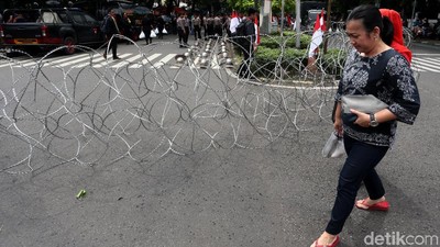 Potret Pengamanan Polisi Jelang Aksi di Depan KPU