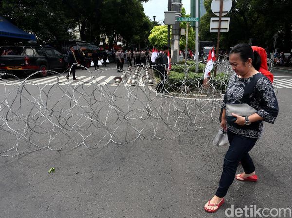 Potret Pengamanan Polisi Jelang Aksi di Depan KPU