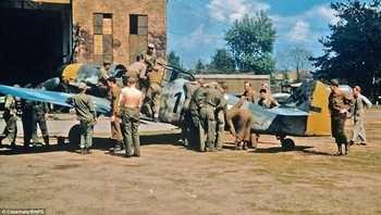 Pada akhirnya, Angkatan Udara Jerman hancur setelah militer Sekutu mengalahkan Nazi. Ini para tentara Amerika Serikat memeriksa Messerschmitt Bf 109 yang ditinggalkan Nazi di Nuremberg, Jerman. Foto: Luftwaffe in Colour