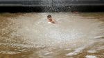 Asyiknya Berenang di Kali Cengkareng