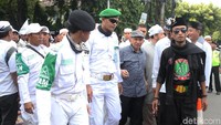 Tidak banyak yang diutarakan Amien Rais selama berorasi karena terganggu mik yang bermasalah. Mik yang berdenging membuat Amien Rais sesekali menghentikan ceramahnya.