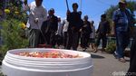 Foto: Masyarakat Cirebon Arak Tombak Jelang Panen