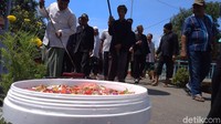 Sebelum tombak pusaka diarak, masyarakat sekitar menyiapkan air kembang yang di tempatkan di depan rumahnya. Rombongan pembawa tombak pusaka itu berkliling kampung sembari mencelupkan ujung tombak pusaka ke dalam ember (Sudirman Wamad/detikTravel)