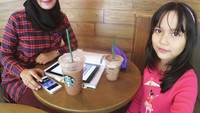 Ditemani sang keponakan, dr. Caisar memilih menghabiskan waktu di coffee shop. Tampaknya dokter ini sambil belajar ya karena di depannya ada buku bacaan dan sebuah tablet. Foto: instagram @deqmoy