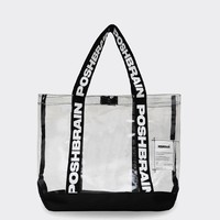 Satu lagi pilihan tas PVC menarik yang bisa menggantikan plastik sebagai tas belanja. Terutama jika Anda akan membeli cukup banyak barang di supermarket. Carrier Tote Bag seharga Rp 320 ribuan dari Poshbrain ini pun bisa dijadikan tas untuk hangout. Foto: Bobobobo