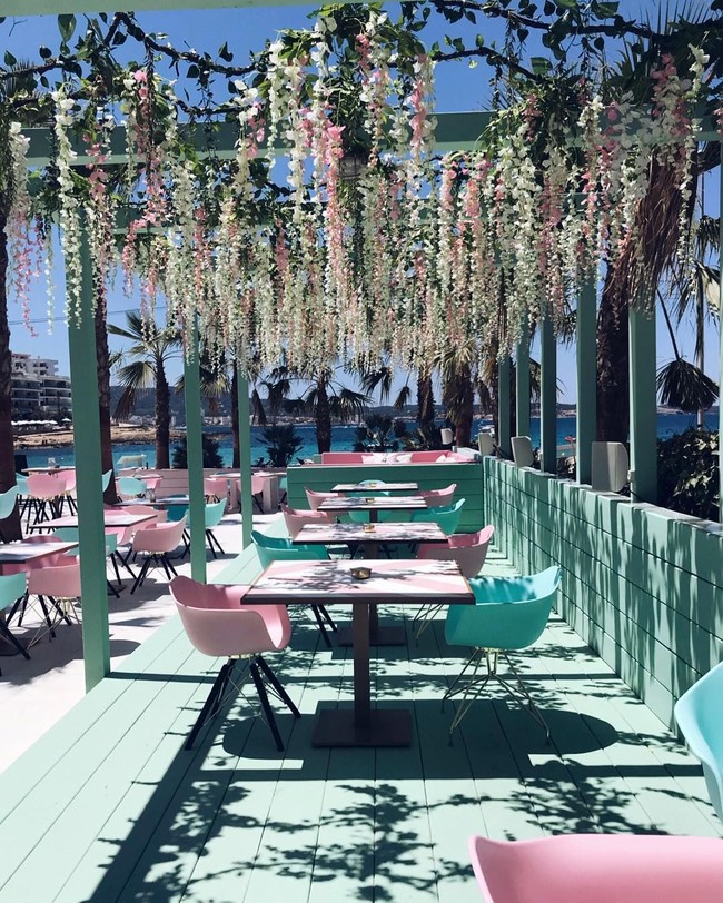 Sebuah hotel di San Antonio, Ibiza, jadi favorit baru di kalangan millennial yang hobi selfie atau posting foto di Instagram. Diberi nama Wi-Ki-Woo, hotel ini memiliki desain sangat menarik sehingga dilabeli hotel paling Instagrammable di dunia. Foto: Dok. Wi-Ki-Woo Hotel Ibiza