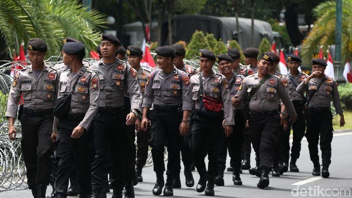 Dinaikkan Jokowi Gaji  Polisi  Paling Rendah Jadi Rp 1 6 Juta