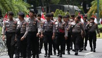Petugas nampak telah berada jelang aksi di depan KPU, Jakarta. Kawat berduri dipasang untuk menjaga jarak antara massa dengan kantor KPU.