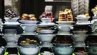 Ibu pesen makanan di warung Padang ya. Pasti sih kalo pesennya kayak gini penjualnya kabur ya. Foto: Istimewa