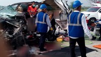 Diungkapkan Nanang ketiga korban meninggal kecelakaan yang terjadi sekitar pukul 07.45 WIB itu yakni sekeluarga terdiri kedua orang tua dan satu anak. Ketiga korban meninggal yakni  pasangan H Abdul Basir (50) dan Khairani (42) serta cucunya Hadi Wafa (2). Korban  warga Kelurahan Pengadegan RT 6 RW 3 Jakarta. Selain tiga korban meninggal, ada dua korban terluka akibat kecelakaan tersebut.