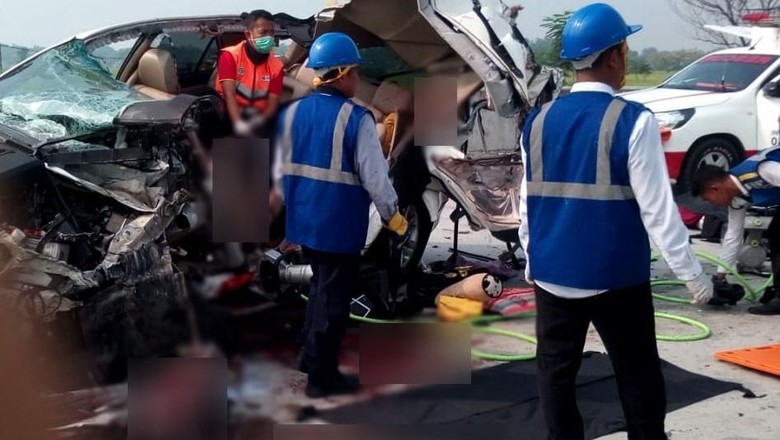 Ini Kronologi Kecelakaan Truk vs SUV di Tol Madiun Tewaskan 3 Orang Ini Kronologi Kecelakaan Truk vs SUV di Tol Madiun Tewaskan 3 Orang