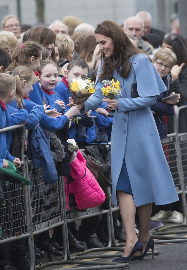 Kate Middleton saat menyapa para murid sekolah yang telah menunggunya di sekitaran  Braid Arts Centre. Mereka memberikan karangan bunga untuk ibu tiga anak itu. (Foto: Getty Images)