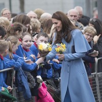 Kate Middleton saat menyapa para murid sekolah yang telah menunggunya di sekitaran  Braid Arts Centre. Mereka memberikan karangan bunga untuk ibu tiga anak itu. (Foto: Getty Images)