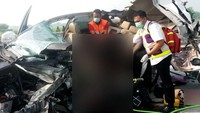 Polisi dan tim medis telah tiba di lokasi kejadian untuk melakukan evakuasi dan memeriksa penyebab terjadinya kecelakaan.