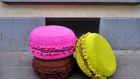 Sekilas tampilan macarons ini mirip dengan kue asli. Tapi jika dilihat lebih dalam, macarons ini terbuat dari bahan matras bekas yang diletakan di pinggir jalan. Foto: Instagram @lor_k_life