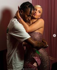 Kylie Jenner Dihadiahi Kalung Bentuk Bibir, Harganya Bikin Melongo