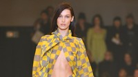 Selain Gigi, adapula Bella Hadid yang tampil seksi dengan dress hijau-kuning. Pascal Le Segretain/Getty Images