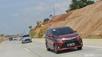 Khusus Veloz, kuncinya sudah pakai smart entry system. Tak perlu memencet remote kunci untuk membuka atau mengunci pintu. Untuk membuka kunci, cukup kantungi remote, pencet tombol hitam di gagang pintu driver, dan kunci sudah terbuka. Saat mengunci pun sama, tinggal pencet tombol hitam di gagang pintu dan pintu sudah aman terkunci. Foto: Dok. Toyota-Astra Motor