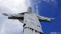 Patung ini dibuat oleh seniman bernama Hendra Susanto yang berasal dari Jawa Timur. Patung dibuat seidentik mungkin dengan Cristo Redentor yang ada di Brasil (Wahyu/detikTravel)  