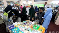 Pengunjung pun langsung menyerbu pameran buku Islam yang berlangsung selama lima hari ini, dari tanggal 27 Februari 2019 sampai 3 Maret 2019.