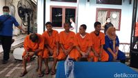 Para tersangka dihadirkan dalam jumpa pers