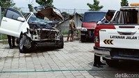 Kendaraan itu menjadi saksi bisu atas tewasnya tiga anggota keluarga.