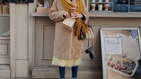 Kalau ini momen Clara saat jajan kopi dan camilan lainnya di Tokyo. Penampilannya yang stylish membuat akun Instagram lucedaleco miliknya punya lebih dari 100.000 followers. Foto: Instagam lucedaleco