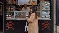 Wanita yang tengah mengandung 29 minggu ini sempatkan jajan crepe saat di Paris. Kira-kira apa ya pilihan rasanya? Foto: Instagam lucedaleco
