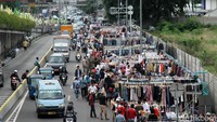 Puluhan PKL berjualan dan trotoar dan bahu jalan.
