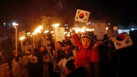 Aksi mengenang perjuangan pahlawan itu pun mulai digelar sejak tanggal 28 Februari malam. Warga berkumpul menyalakan obor dan membawa bendera Korea Selatan untuk memperingati 100 tahun perjuangan para pahlawan melawan kolonialisme Jepang. Kim Hong-Ji/Reuters.