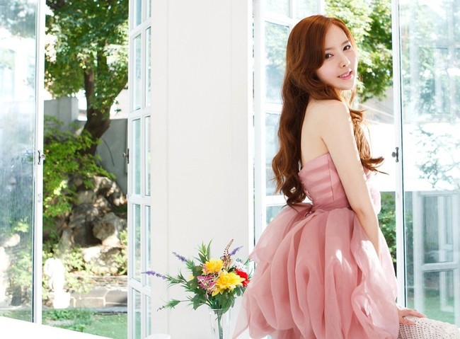 Hidup Yu Ra berubah total. Senyum dan ekspresi di wajahnya mengisyaratkan kehidupan bahagia yang dijalaninya. Foto: dok. Koreaboo