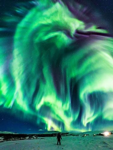 Heboh Penampakan Aurora 'Naga' di Langit Islandia