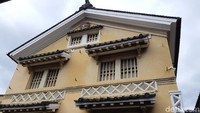 Bagian samping rumah di Uchiko Town juga sangat khas. Bagian ini terbuat dari tanah liat dan diberi nama Okabe. Okabe memiliki besi pengait di tengah dinding. (Bonauli/detikTravel)
