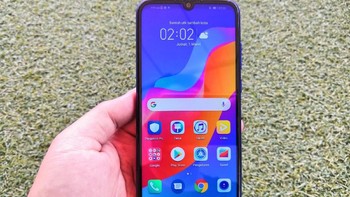 Desainnya layar penuh dengan notch kecil di atasnya. Foto: fyk