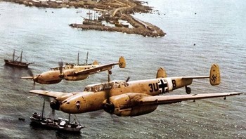 Foto-foto warna ini dikumpulkan dari koleksi berbagai pihak untuk buku berjudul Luftwaffe in Colour. Ini adalah dua pesawat fighter jenis Messerschmitt Bf110 dijepret di atas pantai Sicilia pada tahun 1942. Foto: Luftwaffe in Colour