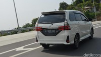 Gejala body roll yang berkurang ini dirasakan detikOto ketika menjadi penumpang baris kedua. Di jalan tol Transjawa, rekan detikOto yang bertugas mengemudi Veloz 1.5 manual mencoba berpindah-pindah jalur sambil melaju di kecepatan tinggi. Badan detikOto yang duduk di jok baris kedua tak banyak bergeser, berbeda dengan Avanza lama yang  Foto: Dok. Toyota-Astra Motor