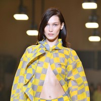 Dari Redemption, Bella bergegas menuju fashion show Off-White. Tubuh yang sedang tidak bugar bukan penghalang bagi Bella untuk memeragakan busana terbuka. (Foto: Getty Images)