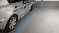 Tempat parkir di Paris ini punya penghalang yang terbuat dari bahan lembut supaya mobil tidak saling menggesek. Istimewa/Boredpanda.
