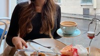 Penyuka barang vintage ini juga kulineran enak saat di Paris. Ia mampir menikmati sarapan di Sunday in Soho. Foto: Instagam lucedaleco