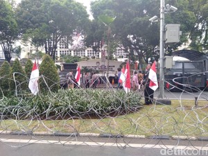 Polisi Pasang Kawat Berduri di Depan KPU