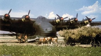 Pesawat besar untuk transportasi kendaraan darat pasukan Jerman bernama Messerschmitt Me 323 Gigant ini sedang berada di Rusia pada tahun 1942. Foto: Luftwaffe in Colour