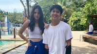 Sebelumnya banyak pula netizen yang gagal fokus saat melihat Nia berpose dengan Iqbaal Ramadhan, bintang film Dilan 1991. Dok. Instagram/ramadhaniabakrie