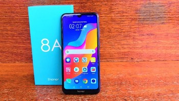 Pada 5 Maret pukul 12.00, Honor 8A mulai dijual secara online, tepatnya lewat flash sale di Shopee. Harga Honor 8A pada saat itu adalah Rp 1.699.000 dan setelahnya harga normal diberlakukan untuk ponsel tersebut, yaitu Rp 1.899.000. Foto: fyk