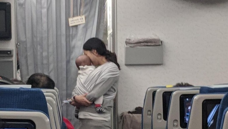 Sang ibu yang membagikan kejutan bagi seisi pesawat (Dave Corona/Facebook) Sang ibu yang membagikan kejutan bagi seisi pesawat (Dave Corona/Facebook)