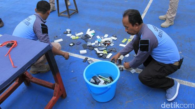 Napi Lapas Jelekong Hancurkan Handphone 