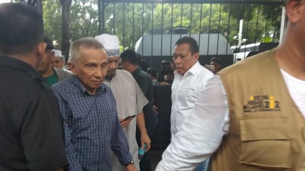 Amien Rais diminta mencopot petnya sebelum masuk kantor KPU.